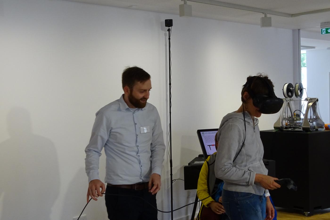 Mitarbeiter Ralf Endres begeistert Besucher mit der VR-Brille